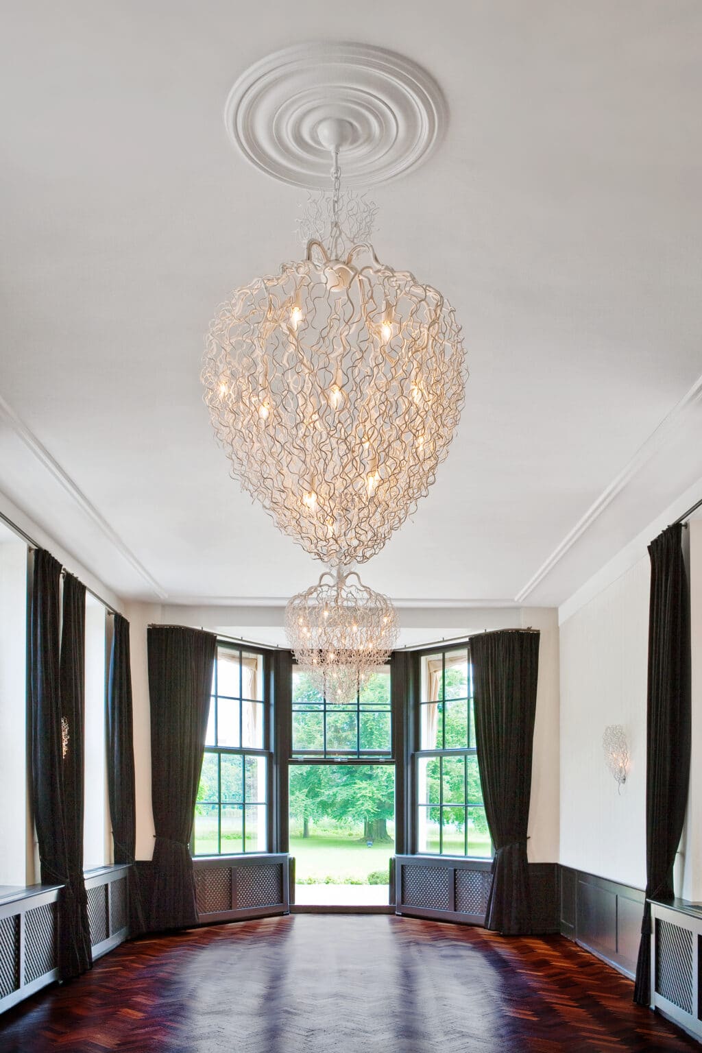 brandvanegmond_hollywood_chandelier_conical_white_terwerve_rijswijk_nl_120703-2807