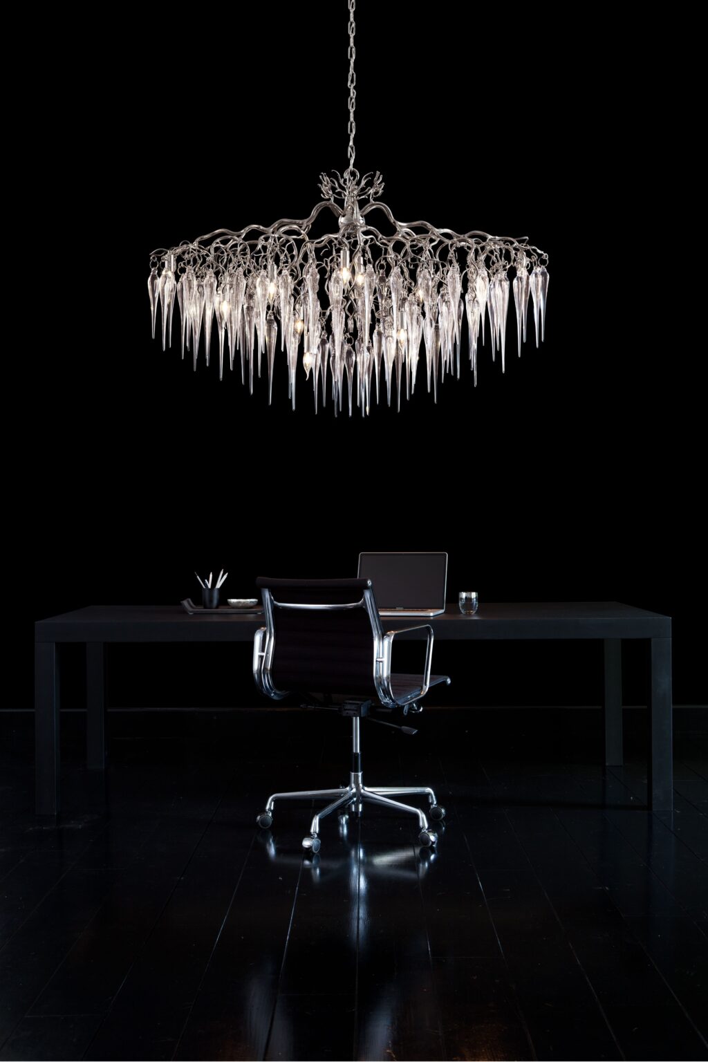 brandvanegmond_hollywoodglass_chandelier_oval_interior_studio_table_darkbackground_mod-01