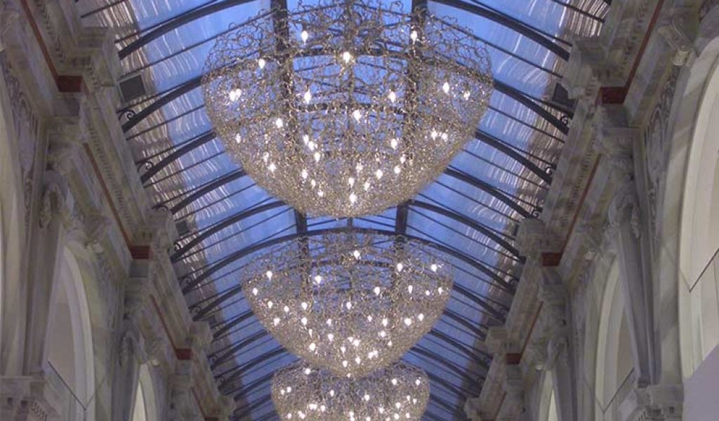 415-intro_retail-lighting-design-contemporary-chandelier-top-lighting-brands-brandvanegmond-1