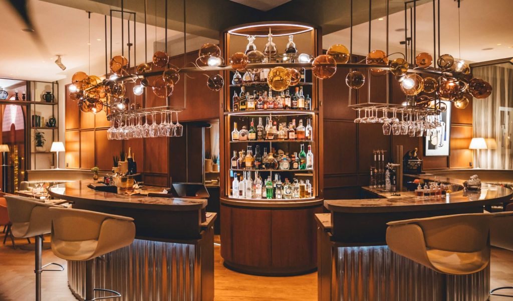 Veranda Brasserie & Bar_(c)MadainiMedia_Brasserie Lighting Sculpture_Brand Van Egmond