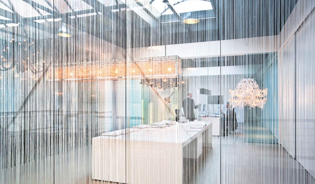 bespoke-light-design-light-objects-modern-chandeliers-showroom-headquarters-brandvanegmond-front