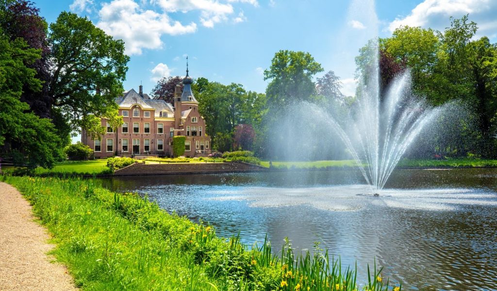 historic-estate-modern-interior-lighting-design-contemporary-chandeliers-front