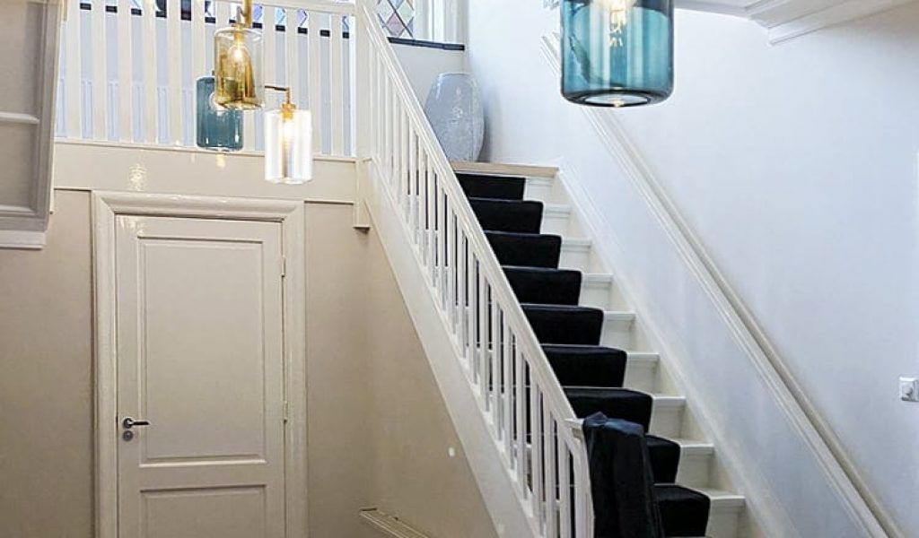 private-residence-louise-modern-hanging-light-entrance-front