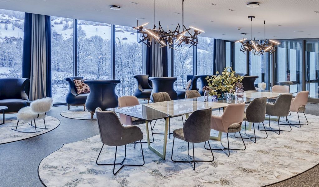 vip-lounge-grindelwald-terminal-austria-linea-modern-chandelier-brandvanegmond-frontjpg